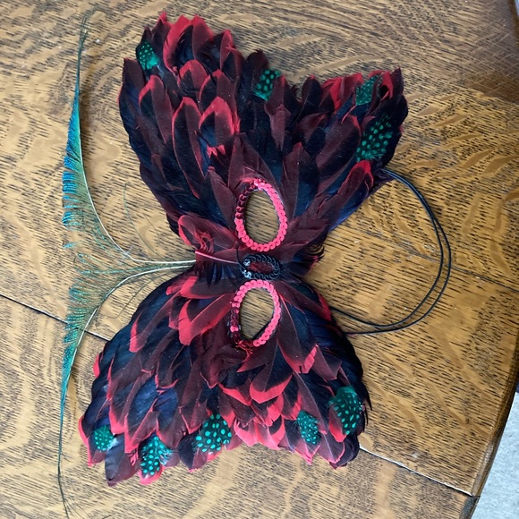 Red feather Mardi Gras mask - Picture 8 of 8